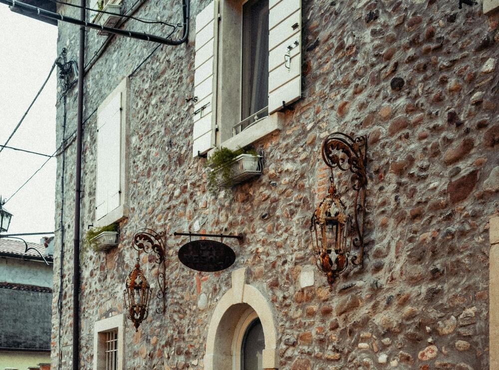 Installation de volets battants : comment allier style et durabilité ?