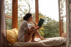 Créer un coin lecture confortable dans une chambre rénovée